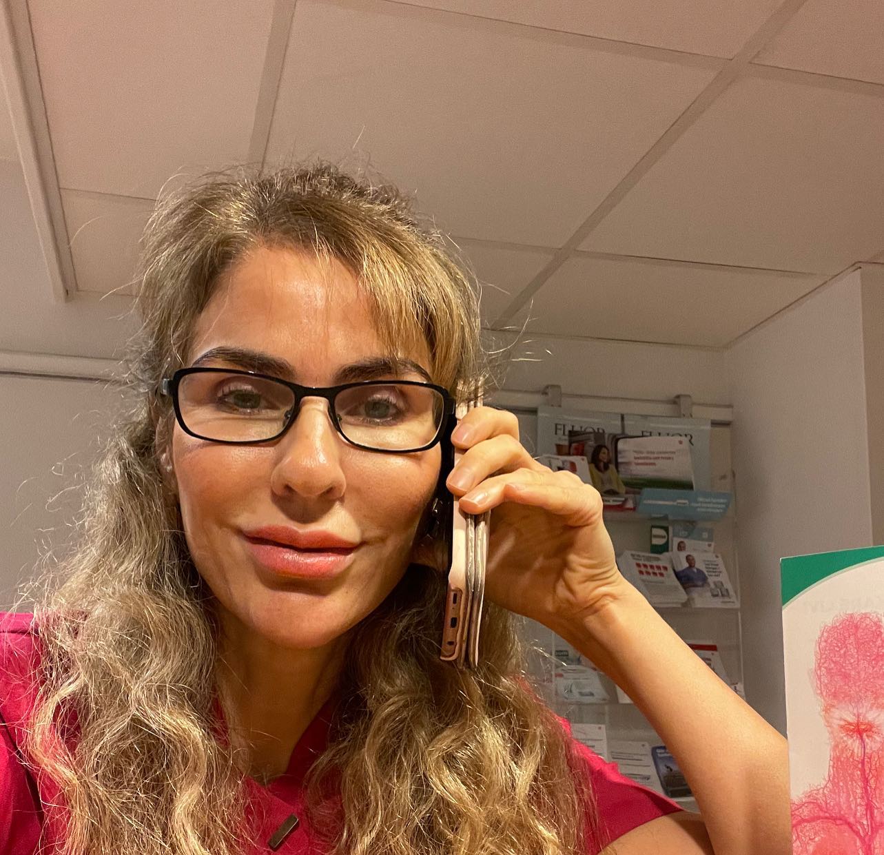 Dunya Lind svarar i telefon på D-dental i Tyresö för akut tandvård