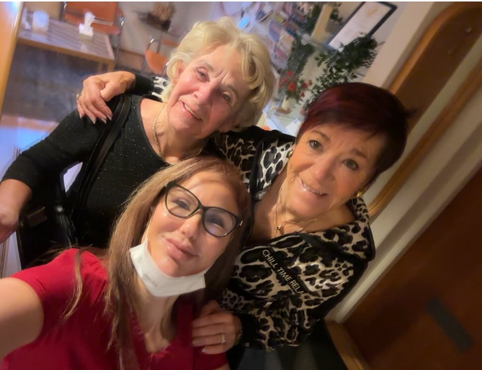 Tandläkare Dunya Lind med patienter hos D-dental i Trollbäcken, Tyresö